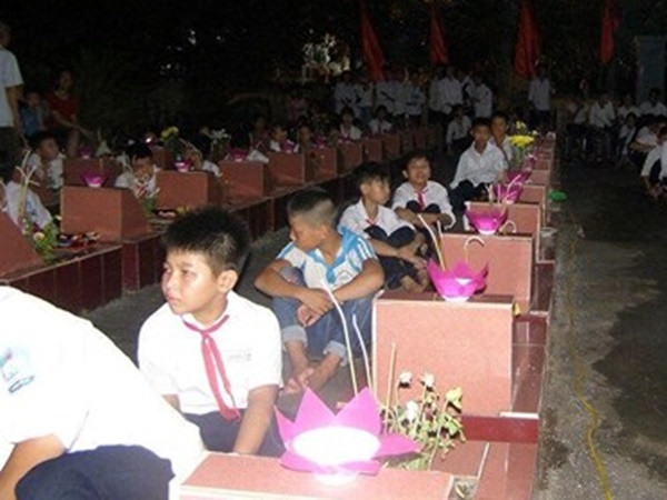 Phòng GD&ĐT Tứ Kỳ nói gì về việc cho học sinh “canh” mộ anh hùng liệt sỹ vào buổi tối?