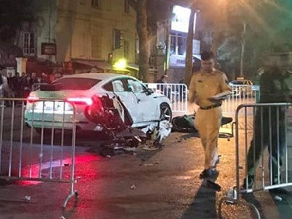 2 xe máy tông xế hộp Audi bung túi khí, 1 người tử vong