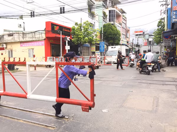 Nghề gác chắn tàu: Đâu chỉ dành cho đàn ông