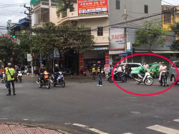 Công an truy tìm nhóm phượt thủ chặn đường để đoàn xe của mình qua ngã tư như xe ưu tiên