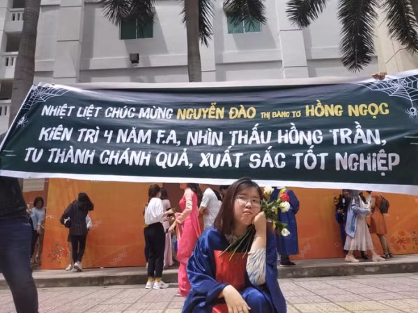 F.A suốt 4 năm ĐH, nữ sinh mặt bị hội bạn thân mang hẳn băng rôn "troll" trong ngày tốt nghiệp