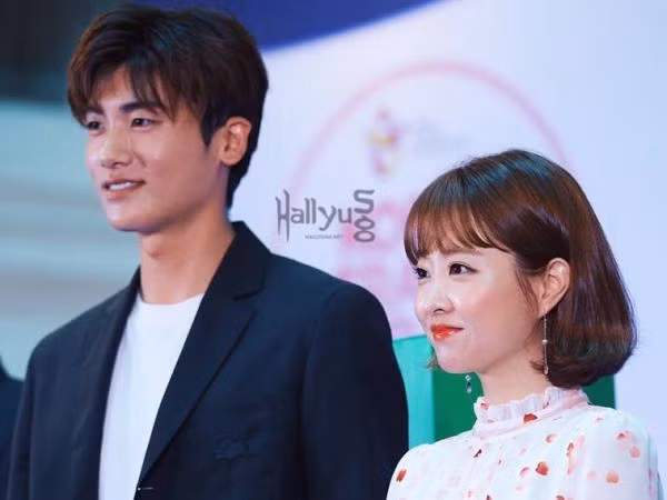Vừa đi du lịch Bali về, Park Bo Young - Park Hyung Sik lại dắt tay nhau sang Singapore 