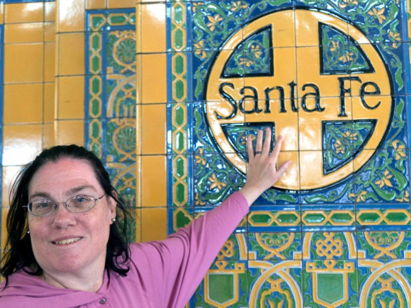 Bạn đã bao giờ thấy một người phụ nữ cưới... một cái nhà ga?