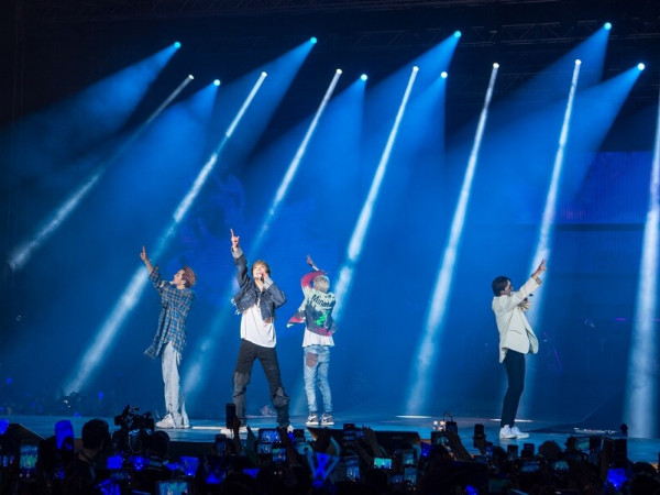 WINNER nói tiếng Việt siêu đáng yêu tại concert "Cross Tour" và hứa sẽ quay lại gặp V-Incle