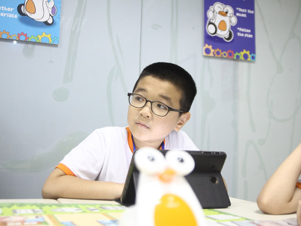 Gặp "lập trình viên nhí" cùng robot thông minh Albert: Học bao nhiêu thứ mà không chán