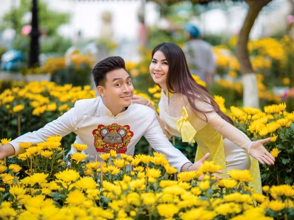 Kha Ly - Thanh Duy diện áo dài Tết, tiết lộ mong muốn có con trong năm 2020