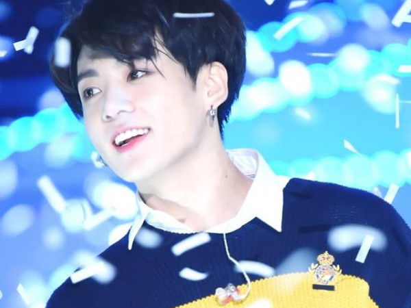 Jungkook (BTS) ngã quỵ, phải nhờ nhân viên dìu vào hậu trường sau SMA 2019
