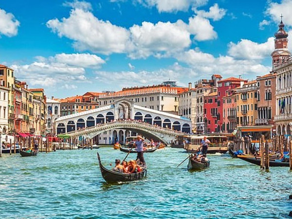 Du khách có thể bị phạt tới gần 14 triệu nếu… ngồi nhầm chỗ