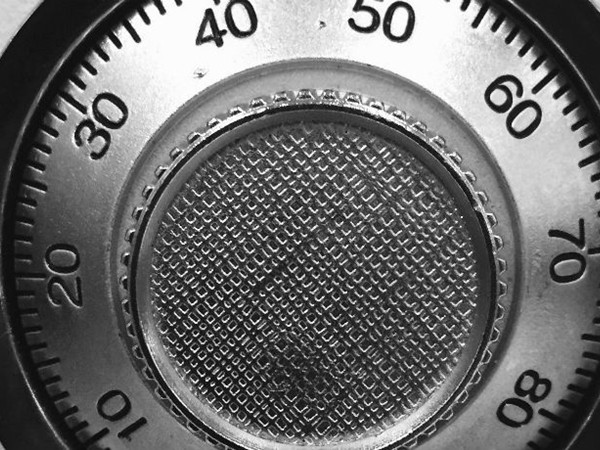 Chiếc két bí ẩn bị khóa suốt 40 năm, cho đến khi một người đoán bừa mật mã…