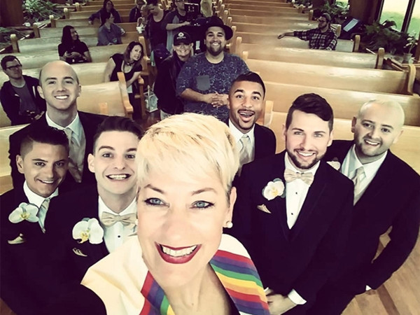 Người phụ nữ này có mặt trong rất nhiều đám cưới - vì một lý do đặc biệt!