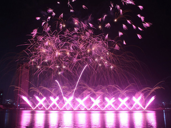 Pháo hoa đẹp lộng lẫy với “nhịp cầu thời gian” trên sông Hàn