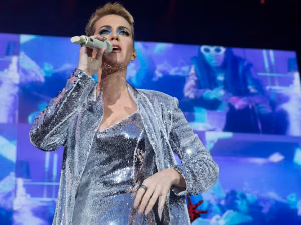 Xúc động với tiết mục tưởng nhớ các nạn nhân trong vụ đánh bom ở Manchester của Katy Perry