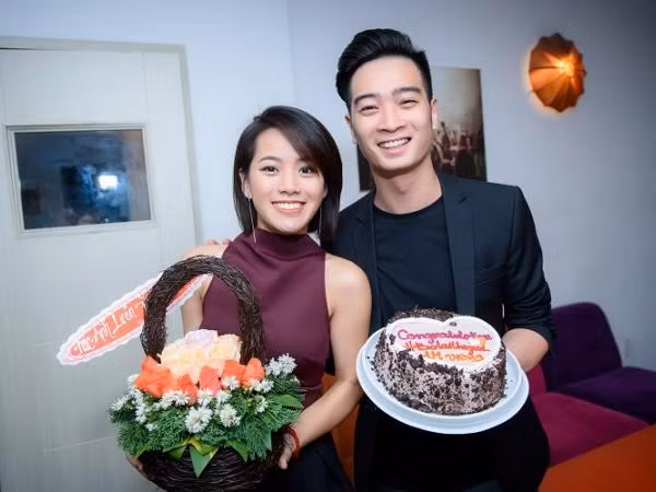  Slim V lần đầu ra mắt bạn gái, ăn mừng thành tích MV mới với fan 