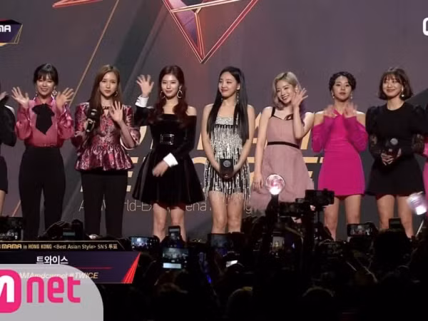 Chuyện gì đã xảy ra với JooE (Momoland) và Nayeon (TWICE) trước đêm cuối MAMA 2018?