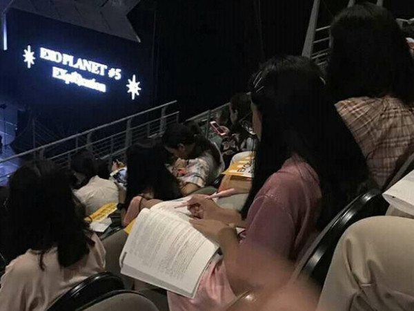 Tham gia concert của thần tượng, nữ sinh vẫn không quên mang theo sách vở để học bài