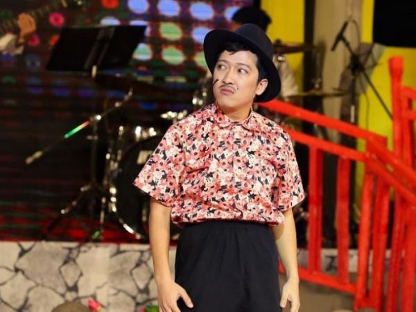 Nghệ sĩ bị ném đồ lên sân khấu: Bỏ về hay tiếp tục diễn?