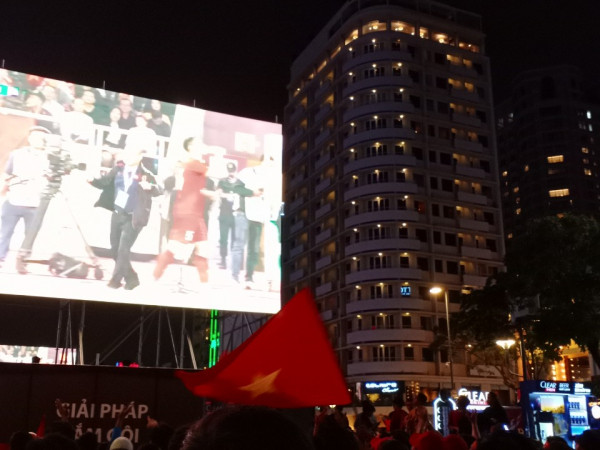 Không khí cổ vũ cực sung trong trận đấu giữa Việt Nam và UAE qua ống kính vivo Y19