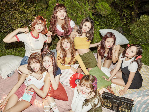 Một mình TWICE tiêu thụ được nhiều album hơn tất cả các nhóm nữ khác cộng lại