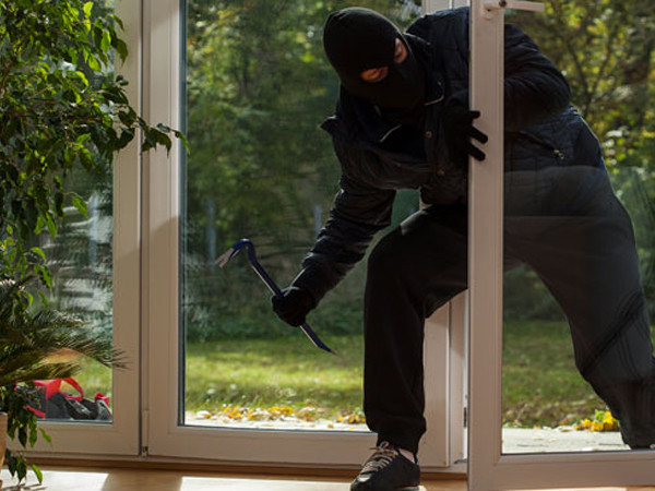 Hàng loạt ngôi sao bị trộm “ghé thăm” vì đăng ảnh và lịch trình lên mạng xã hội