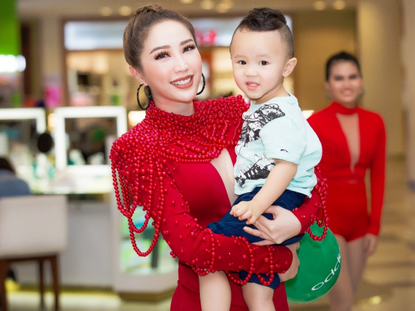 Bảo Thy hạnh phúc khi được cháu trai đến cổ vũ ngay khi trình diễn