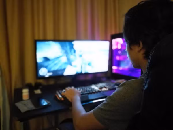 Anh: Nhịn đi vệ sinh vì chơi game, bé 10 tuổi bị biến dạng ruột