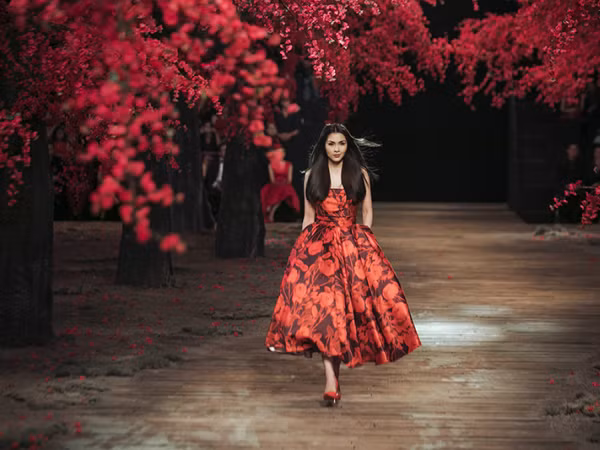 Tăng Thanh Hà tái xuất, catwalk mở màn show diễn "The Muse 2" của NTK Đỗ Mạnh Cường