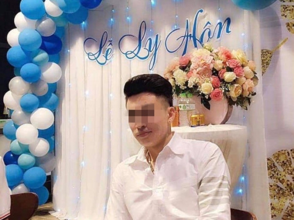 Dở khóc dở cười với thanh niên làm lễ ly hôn, dân mạng thắc mắc: "Chúc gì thì hay bây giờ?"