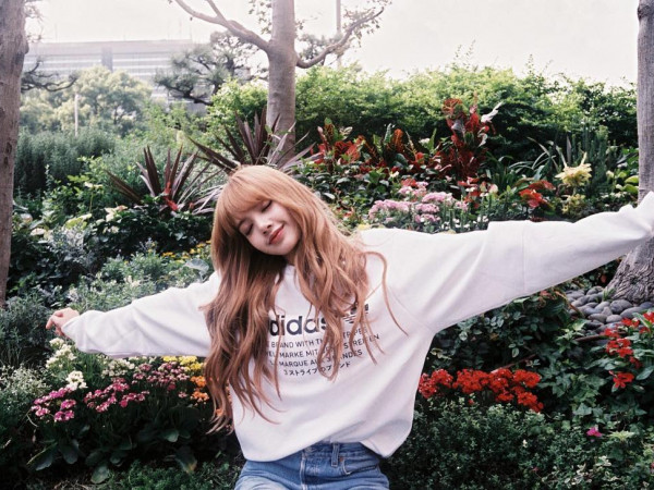 Lisa (Black Pink) đăng ảnh đẹp lung linh, fan chỉ bảo: “Út ơi, ăn nhiều vào”
