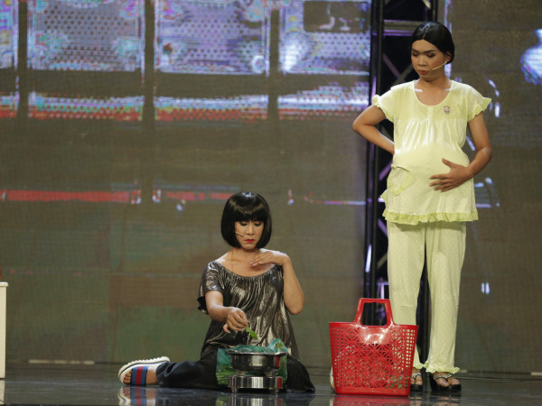 Minh Dự vác hẳn bụng bầu lên "Lô tô show", liên tục càm ràm khi "thấy chuyện bất bình"