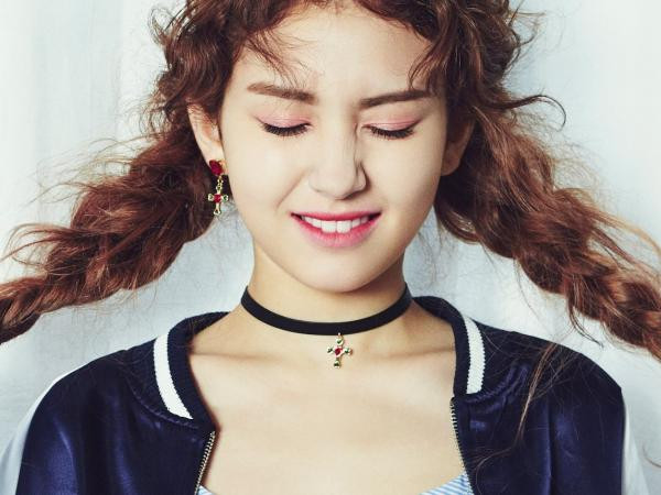 Nghi án thành viên UP10TION "đụng chạm" Somi (I.O.I)