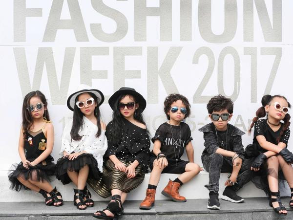 VIFW ngày 2: Fung La gây ấn tượng với môi màu xanh ánh kim, dàn mẫu nhí đổi style cực chất