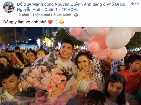 Vừa sang năm mới, cầu thủ Duy Mạnh "chơi lớn" cầu hôn Quỳnh Anh ngay giữa phố đi bộ