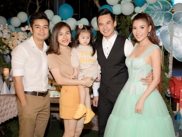 Sao Việt "quẫy" bất chấp hình tượng trong tiệc thôi nôi quý tử nhà Lương Thế Thành và Thuý Diễm