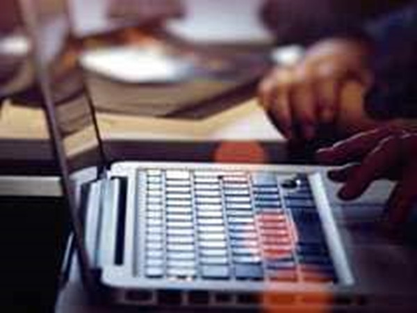 Xui xẻo chưa: Đặt mua điện thoại di động trên mạng, để rồi nhận được… cục gạch!