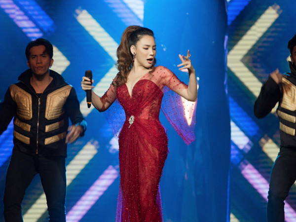 Hồ Quỳnh Hương tháo giày cao gót, diện luôn váy dạ hội hát nhạc Dance