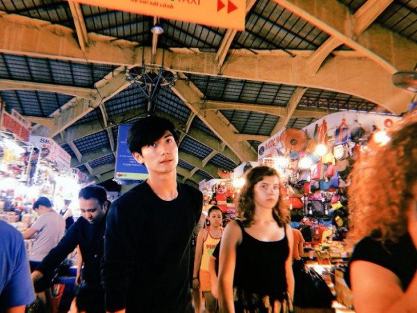 “Hoàng tử nụ cười” Miura Haruma thong thả dạo chơi giữa Sài Gòn 