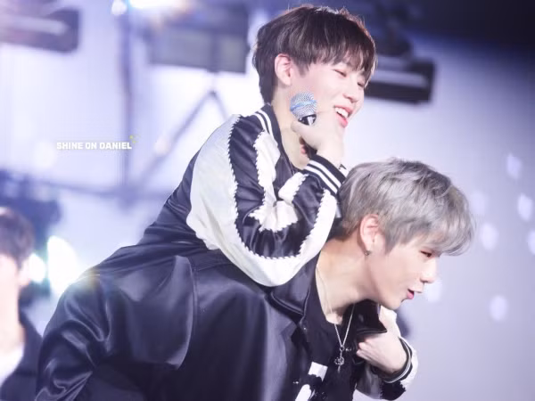 Chỉ vì hành động này, mà Kang Daniel và Ha Sungwoon bị đồn hẹn hò với nhau