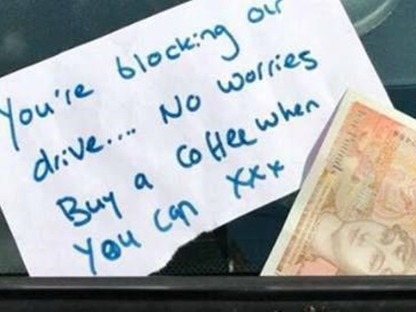 Tờ giấy gài trên cửa xe cấp cứu khiến bạn tin rằng thế giới vẫn rất tốt đẹp!