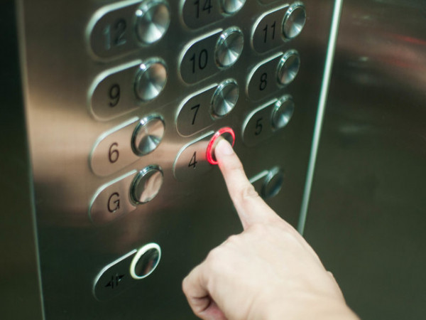 Đo độ kiên nhẫn của bạn chỉ với chuyện đứng chờ chiếc thang máy ở nơi đông đúc