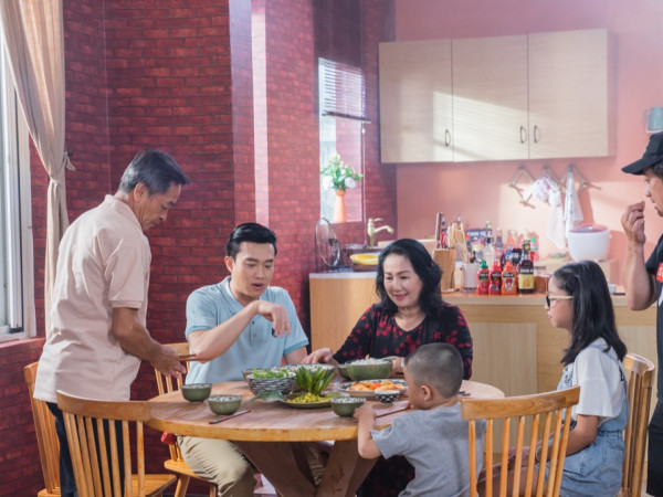 Quốc Trường được ba mẹ và 2 cháu khen không ngớt khi vào bếp nấu ăn