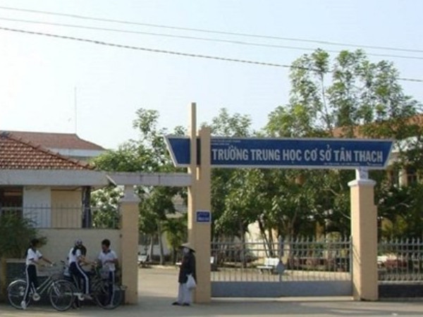 Học sinh bóp cổ cô giáo bị tạm nghỉ học, chờ điều tra