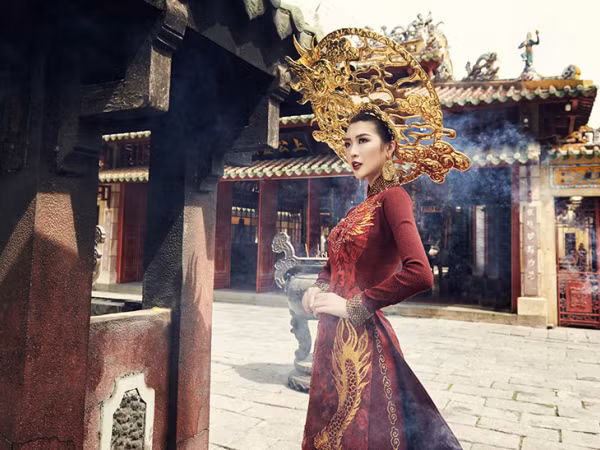 Trang phục truyền thống rực rỡ đầy quyền lực của Tường Linh tại Miss Intercontinental 2017
