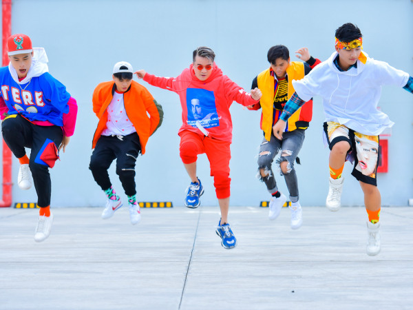 Sau MV quy tụ nhiều ngôi sao, Mr. Đàm thực hiện phiên bản dance với hai siêu xe