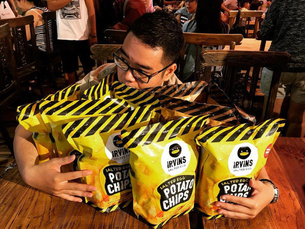 Giới trẻ châu Á phát "sốt" với món bim bim khoai tây "lắc" trứng muối cực hấp dẫn 