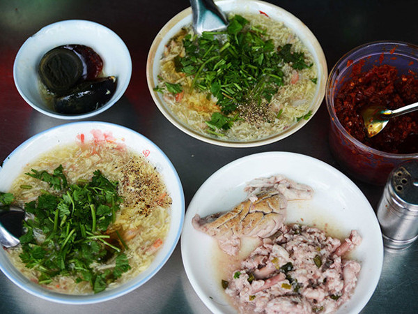 Súp cua cô Bông 20 năm ở Sài Gòn lúc nào cũng đông nghẹt khách