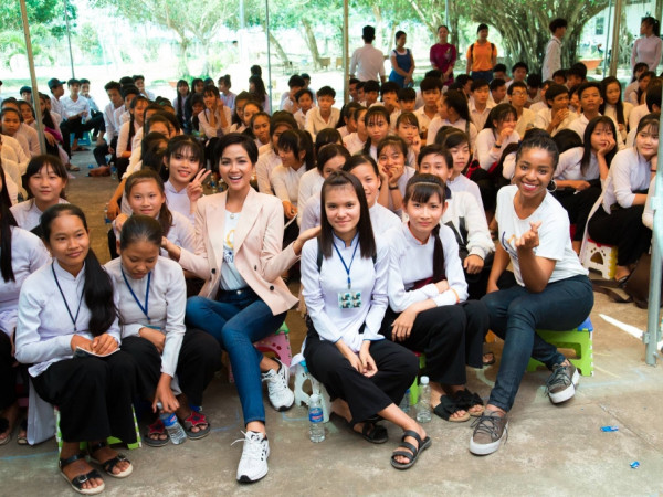 Từ hình ảnh bản thân, H’Hen Niê xây niềm tin về tương lai sáng trong lòng nữ sinh Trà Vinh