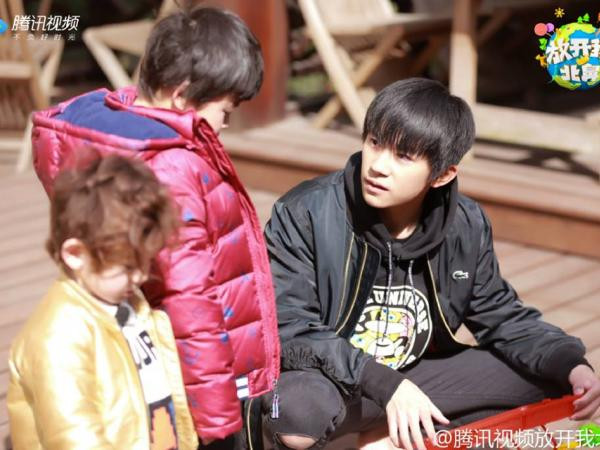 Dịch Dương Thiên Tỉ (TFBOYS) hóa gấu bông, trổ tài chăm em nhỏ