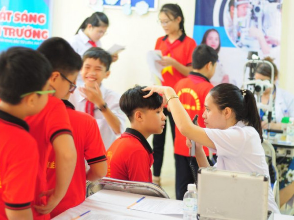 "Mắt sáng tới trường" đồng hành cùng các bạn học sinh