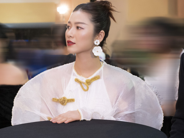 Oanh Kiều diện trang phục kín đáo và nữ tính trên thảm đỏ "Ngôi sao xanh"