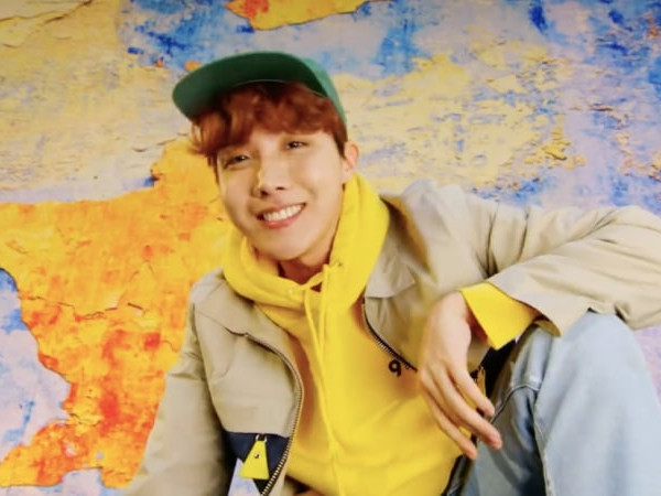 Mixtape "Hope World" của J-Hope (BTS) vừa xuất sắc lọt Top Billboard 200, MV "Airplane" đã lập tức xuất kích